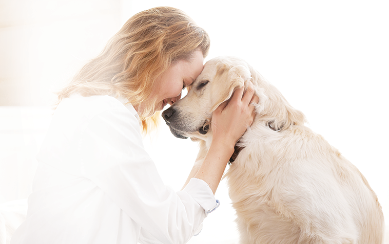 donna abbraccia cane anziano cura innovet 1